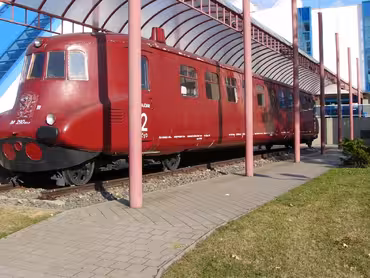 Motorové vozy řady M 290.0 (výrobní typové označení Tatra 68), označované podle spoje, na němž jezdily, také jako „Slovenská strela“, byly vyrobeny v roce 1936 pro Československé státní dráhy v Tatře Kopřivnice v počtu dvou kusů. Během protektorátu byly pro nedostatek paliva vyřazeny z provozu, po válce sloužily pro ministerské a vládní jízdy. Ze dvou vyrobených vozů se zachoval jeden vůz jako exponát podnikového muzea Tatra v Kopřivnici, v současné době je rekonstruován do provozuschopného stavu. Fotografie Petra Adámka, září 2004.