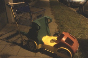 Dětský nákupní vozík skončil kus od hypermarketu