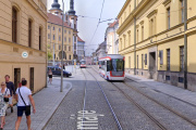 Objíždění tramvaje vlevo