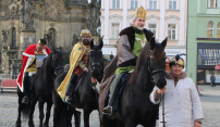 Tři králové letos přijeli koledovat do centra města na koních