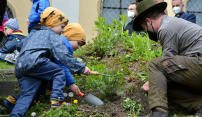 Školní zahradu za svatým Michalem oživily děti z Ovečky čtyřiceti jedlemi