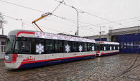 Město brázdí vánočně vyzdobená tramvaj