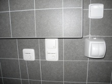 Toaleta v přízemí pohled na signalizační zařízení (z leva alarm, reset alarmu, druhotné (alternativní) splachovadlo, vypínač nad splachovadlem).