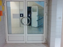 Dveře v interiéru č. 2 (oddělující sprchy od přístupu k bazénu - k plošině)