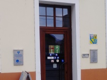 Hlavní vstup do budovy (s označením vedlejšího vstupu)
