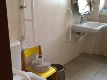 Bezbariérové WC s umyvadlem