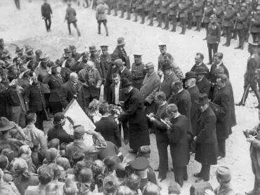 Uvítání prezidenta Tomáše G. Masaryka 18. září 1921 před olomouckou radnicí. Originál fotografie reprodukovaný v publikaci Richarda Fischera Dr. T. G. Masaryk a Olomouc, Olomouc 1930, s. 14, soukromý archiv. Děvče v kroji předávající prezidentu Masarykovi kytici je Miloslava Rompartová provd. Šmerdová (1908–2000), dcera tehdejšího náměstka starosty města Olomouce prof. Ing. Františka Romparta (1877–1941, zahynul v koncentračním táboře Mauthausenu); dvanáctiletá Miloslava zazpívala při této příležitosti prezidentu Masarykovi lidovou píseň Ach, synku, synku… Prof. Ing. František Rompart se nachází na fotografii po pravici prezidenta Masaryka, dále na snímku vlevo vedle muže s fotoaparátem stojí Masarykův ceremoniář PhDr. Jiří Stanislav Guth-Jarkovský (1861–1943), po Masarykově levici zachytil zachytil fotograf olomouckého starostu JUDr. Karla Mareše (1872–1952), stojícího zády k objektivu.