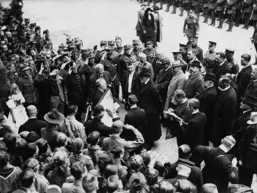 Uvítání prezidenta Tomáše G. Masaryka 18. září 1921 před olomouckou radnicí. Vlastivědné muzeum v Olomouci. K prezidentu Masarykovi promlouvá JUDr. Mořic Hruban (1862–1945), počátkem 20. století vůdčí představitel moravského katolického politického tábora a předseda Katolické strany národní na Moravě, v letech 1920–1925 poslanec Národního shromáždění ČSR za Československou stranu lidovou. Děvče v kroji je Miloslava Rompartová provd. Šmerdová (1908–2000), dcera tehdejšího náměstka starosty města Olomouce prof. Ing. Františka Romparta (1877–1941, zahynul v koncentračním táboře Mauthausenu). Prof. Ing. František Rompart se nachází na fotografii po pravici prezidenta Masaryka, dále na snímku vlevo vedle muže s fotoaparátem stojí Masarykův ceremoniář PhDr. Jiří Stanislav Guth-Jarkovský (1861–1943), po Masarykově levici zachytil zachytil fotograf olomouckého starostu JUDr. Karla Mareše (1872–1952), stojícího zády k objektivu.¨