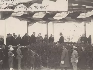 Poslanec Kuneš Sonntag mluví k prezidentu Masarykovi na Hradisku u Velkého Týnce 18. září 1921. Fotografie, Státní okresní archiv v Olomouci, Archiv města Olomouce, fond Sbírka obrazového materiálu a fotografií Olomouc, M 8-34, inv. č. 1856.