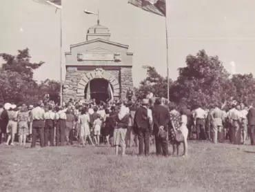 Památník svobody ve Velkém Týnci, dobová fotografie.