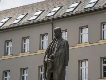 Pomník prezidenta Tomáše G. Masaryka na Žižkově náměstí v Olomouci, dílo sochaře Vincence Makovského a architekta Jaroslava Fragnera z let 1937–1948, kopie z roku 1992, současný stav.