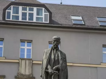 Pomník prezidenta Tomáše G. Masaryka na Žižkově náměstí v Olomouci, dílo sochaře Vincence Makovského a architekta Jaroslava Fragnera z let 1937–1948, kopie z roku 1992, současný stav.