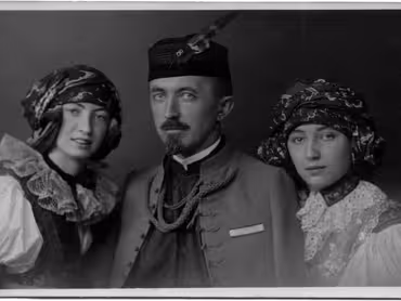 Prof. Ing. František Rompart v sokolském kroji s dcerami Miloslavou (vpravo) a Ludmilou v hanáckých krojích