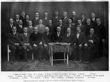 Profesorský sbor české státní reálky v roce 1927/1928. Výroční zpráva české státní reálky za rok 1927/1928.