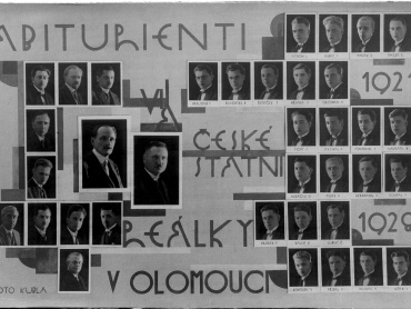 Tablo ročníku Rudolfa Šmerdy, budoucího manžela Miloslavy Rompartové (vpravo nahoře), z roklu 1928.