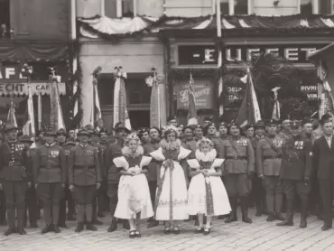 Uvítání prezidenta dr. Edvarda Beneše a ministra národní obrany Františka Machníka v Olomouci 22. srpna 1937. Fotodílna Jana Oto Voleníka. Státní okresní archiv v Olomouci, Sbírka obrazového materiálu a fotografií M 8-34, inv. č. 2257, 2269, 2270. <a href='http://vademecum.archives.cz/vademecum/permalink?xid=F346E4E98A7E49CE833416F88F71CF71&scan=1' target='_blank'>Digitalizát</a>