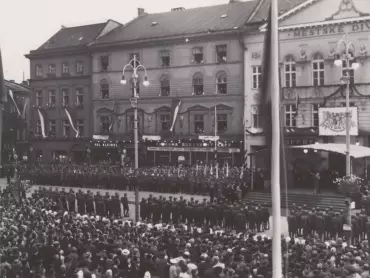 Prezident Edvard Beneš 22. srpna 1937 v Olomouci při projevu na tribuně postavené před vchodem do Městského divadla. Fotodílna Jana Oto Voleníka. Státní okresní archiv v Olomouci, Sbírka obrazového materiálu a fotografií M 8-34, inv. č. 2265, 2268, 2272. <a href='http://vademecum.archives.cz/vademecum/permalink?xid=49ABB98B7F7A4F03B2281F59D60F6BA5&scan=1' target='_blank'>Digitalizát</a>