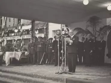 Prezident Edvard Beneš 22. srpna 1937 v Olomouci při projevu na tribuně postavené před vchodem do Městského divadla. Fotodílna Jana Oto Voleníka. Státní okresní archiv v Olomouci, Sbírka obrazového materiálu a fotografií M 8-34, inv. č. 2265, 2268, 2272. <a href='http://vademecum.archives.cz/vademecum/permalink?xid=0BD2DCA18E9D4C0CBA8624AE7839F4CA&scan=1' target='_blank'>Digitalizát</a>