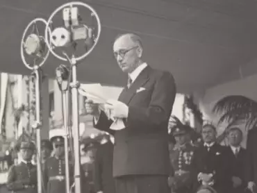 Prezident Edvard Beneš 22. srpna 1937 v Olomouci při projevu na tribuně postavené před vchodem do Městského divadla. Fotodílna Jana Oto Voleníka. Státní okresní archiv v Olomouci, Sbírka obrazového materiálu a fotografií M 8-34, inv. č. 2265, 2268, 2272. <a href='http://vademecum.archives.cz/vademecum/permalink?xid=F9F4AA76C60249A5913B1B8E4EADFDE6&scan=1' target='_blank'>Digitalizát</a>