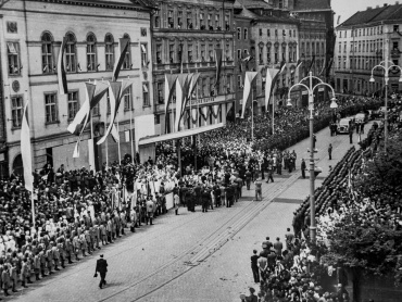 Tribuna na Masarykově (nyní Horním) náměstí v Olomouci 14. července 1946. Magistrát města Olomouce.