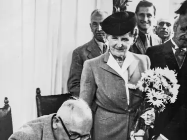 Prezident Edvard Beneš a jeho choť Hana Benešová 14. července 1946 při podpisu do Pamětní knihy města Olomouce. Magistrát města Olomouce.