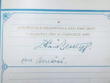 Podpisy prezidenta Edvarda Beneše a jeho choti Hany v Pamětní knize města Olomouce ze dne 14. července 1946. Foto Jan Andreáš.