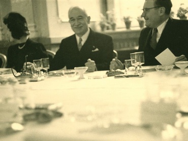 Oběd v Arcibiskupském paláci 21. února 1947 – zleva doprava Hana Benešová, prezident Edvard Beneš, předseda vlády Klement Gottwald. Archiv UP v Olomouci.