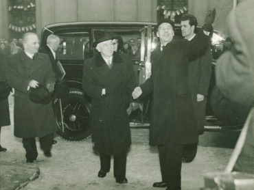 Prezident Edvard Beneš a rektor UP v Olomouci prof. PhDr. Josef Ludvík Fischer 21. února 1947 před vchodem do reduty. Archiv UP v Olomouci.