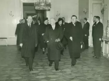 V trůnním sále Arcibiskupského paláce 21. února 1947 – zleva doprava rektor UP v Olomouci prof. PhDr. Josef Ludvík Fischer, Marta Gottwaldová, prezident Edvard Beneš, Hana Benešová, předseda vlády Klement Gottwald. Archiv UP v Olomouci.