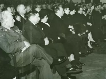 Sál reduty 21. února 1947 – zleva doprava ministr národní obrany Ludvík Svoboda, předseda ČSSD Zdeněk Fierlinger, místopředsedkyně Ústavodárného národního shromáždění Anežka Hodinová-Spurná, předseda národněsocialistické strany a místopředseda vlády Petr Zenkl, Marta Gottvaldová, Hana Benešová, předseda vlády Klement Gottwald. Archiv UP v Olomouci.