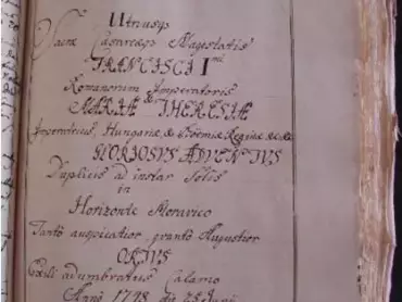 Titulní strana relace o návštěvě Marie Terezie a Františka I. Lotrinského v premonstrátském konventu na Hradisku u Olomouce, Vědecká knihovna v Olomouci, sign. M II 257, přív. 30. Překlad titulu: Slavný příchod obou svatých císařsko-královských Veličenstev, Františka I., římského císaře, Marie Terezie, císařovny, uherské a české královny, atd. atd., dvou sobě rovných sluncí, na moravském horizontu patrný, více prospěšnější nežli vznešenější, představený chabým perem léta 1748 dne 25. června.