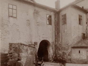 Olomouc, vstup do Vodární ulice od Koželužské ulice, budova městské vodárny. Kolem roku 1900. | © Státní okresní archiv Olomouc