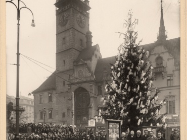 Jubilejní X. vánoční strom republiky o Vánocích roku 1934. | © Státní okresní archiv Olomouc