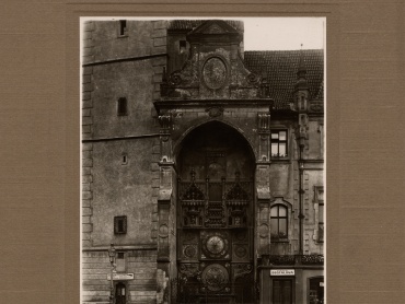Orloj olomoucké městské radnice před jeho malířskou opravou v roce 1925. | © Státní okresní archiv Olomouc