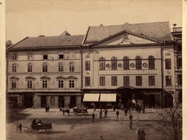 Pohled na Městské divadlo a kavárnu Hirsch na Horním náměstí v Olomouci. Kolem roku 1880. | © Státní okresní archiv Olomouc