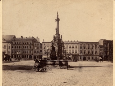 Pohled na sloup Nejsvětější Trojice a na Herkulovu kašnu na Horním náměstí v Olomouci. Kolem roku 1880. | © Státní okresní archiv Olomouc