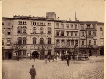 Pohled na Obecní dům na Horním náměstí v Olomouci. Kolem roku 1880. | © Státní okresní archiv Olomouc