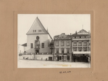 Pohled na kapucínský kostel Zvěstování Panny Marie a na sousední domy renovované v roce 1910. | © Státní okresní archiv Olomouc