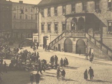 Pohled na východní část radnice a okolí. Mezi léty 1930–1940. | © Státní okresní archiv Olomouc