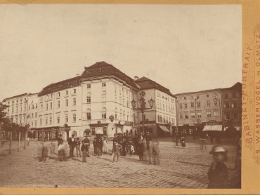 Horní náměstí, východní část (lékárna Schrötterova č. p. 323). 1876. | © Státní okresní archiv Olomouc