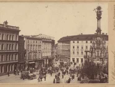 Horní náměstí se sloupem Nejsvětější Trojice. 1900. | © Státní okresní archiv Olomouc