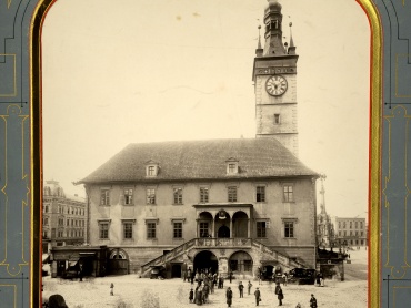 Olomoucká radnice (ještě před novogotickou úpravou v letech 1902–1904) s orlojem. Před rokem 1898. | © Státní okresní archiv Olomouc