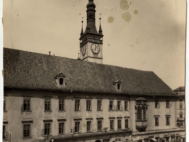 Jižní strana olomoucké radnice s gotickým arkýřem. Kolem roku 1900. | © Státní okresní archiv Olomouc