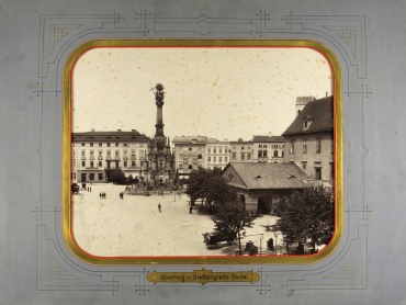 Horní náměstí se sloupem Nejsvětější Trojice a hlavní strážnicí u radnice. Před rokem 1898. | © Státní okresní archiv Olomouc