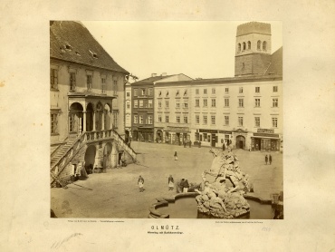 Caesarova kašna, Horní náměstí, radniční schody a věž Mořického kostela r. 1864 | © Státní okresní archiv Olomouc