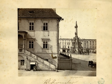 Sloup Nejsvětější Trojice a severovýchodní nároží radnice. Říjen 1863. | © Státní okresní archiv Olomouc