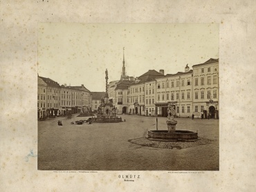 Dolní náměstí s Mariánským sloupem a Jupiterovou kašnou. Říjen 1863. | © Státní okresní archiv Olomouc