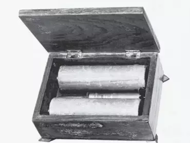 Jedna z dřevěných kazet s „pekelným strojem“, dobová fotografie. Zdroj: Karel Ludvík: Krabičkový atentát na tři nekomunistické ministry první poválečné vlády, www.pyro-csol.cz/files/pribehy/krabickovy_atentat.pdf