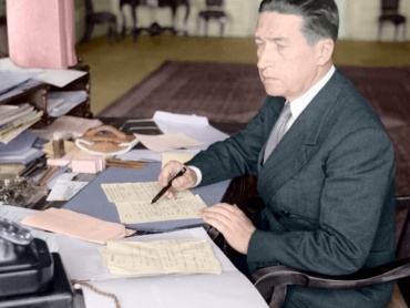 Ministr spravedlnosti ve vládě premiéra Klementa Gottwalda JUDr. Prokop Drtina, kolorovaná fotografie ze září 1945.