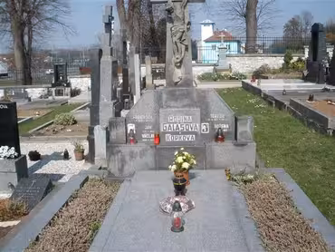 Náhrobek rodin Galašovy a Kopkovy na hřbitově v Krčmani. Zdroj: http://skopal-jaroslav.blog.cz/1504/k-vyroci-konce-druhe-svetove-valky-a-noveho-zacatku.